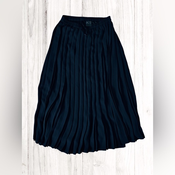 Uniqlo Black Pleated Skirt Size M - Picture 3 of 6
